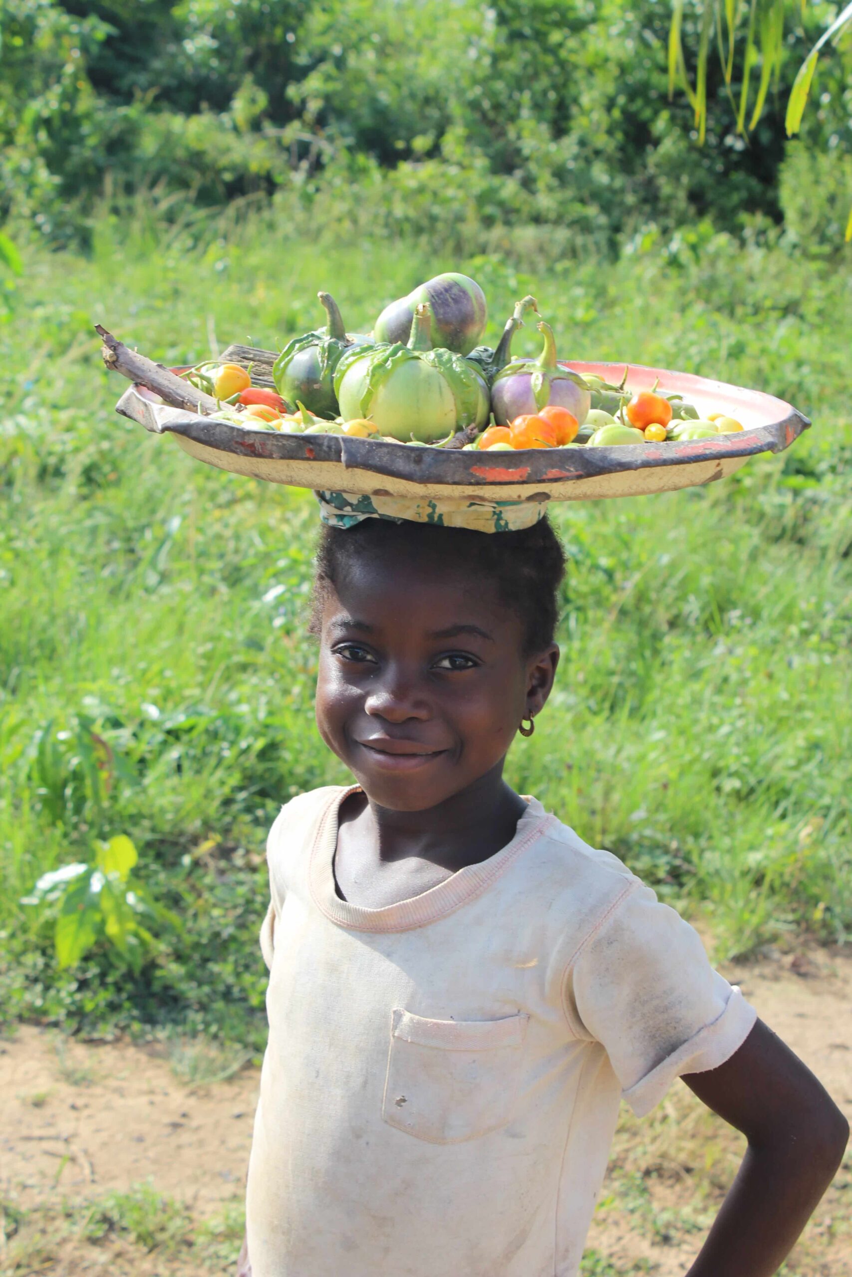 Belle-Ville bambina con frutta in testa