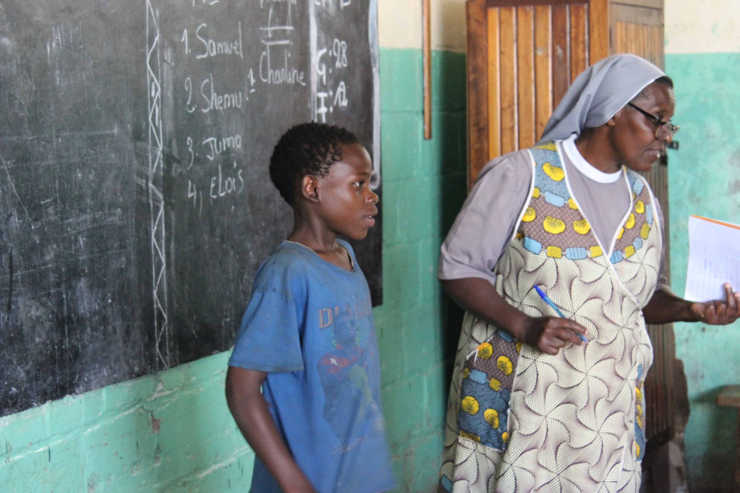 Suor Helen con giovane