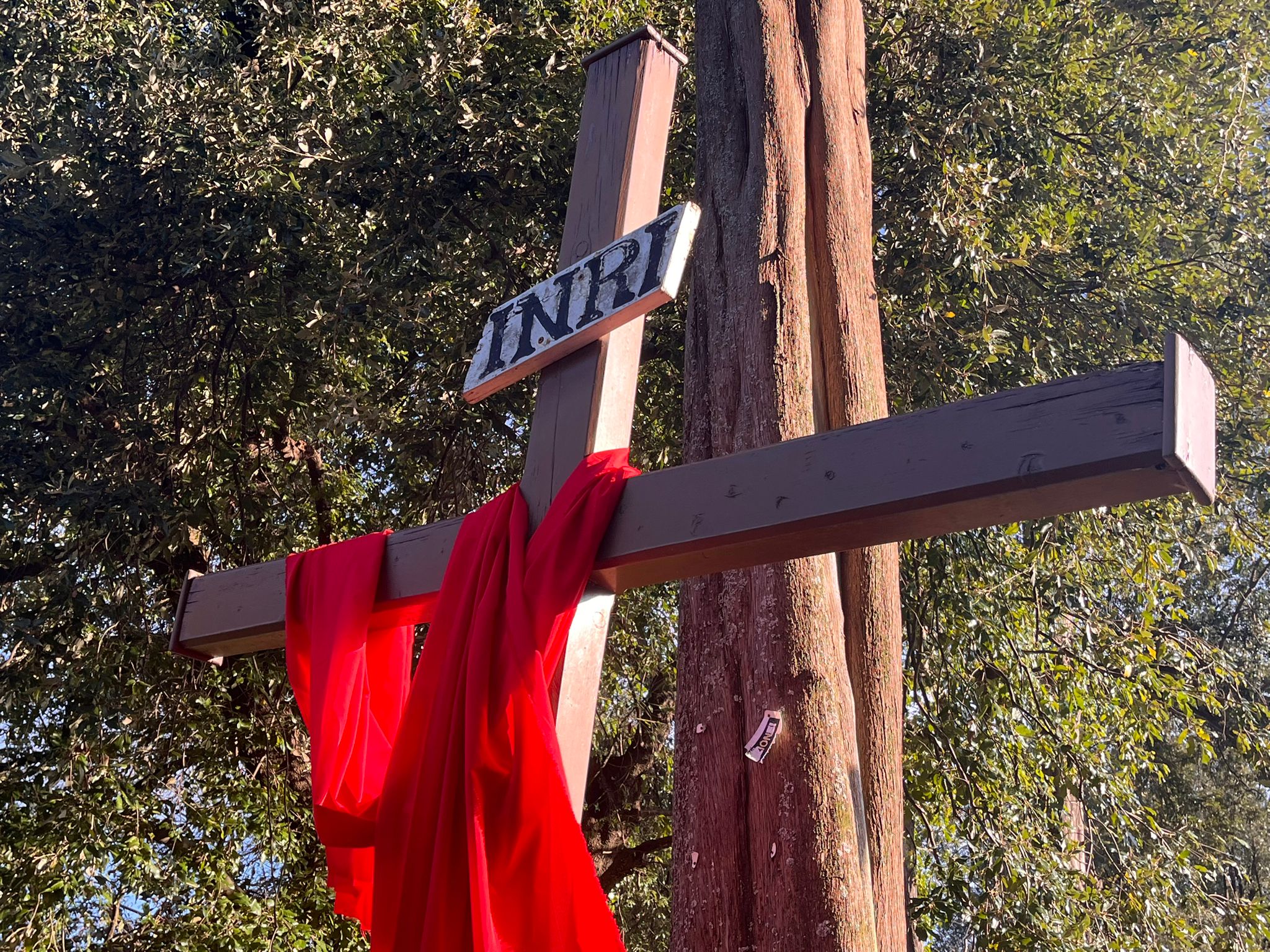 Croce con drappo rosso