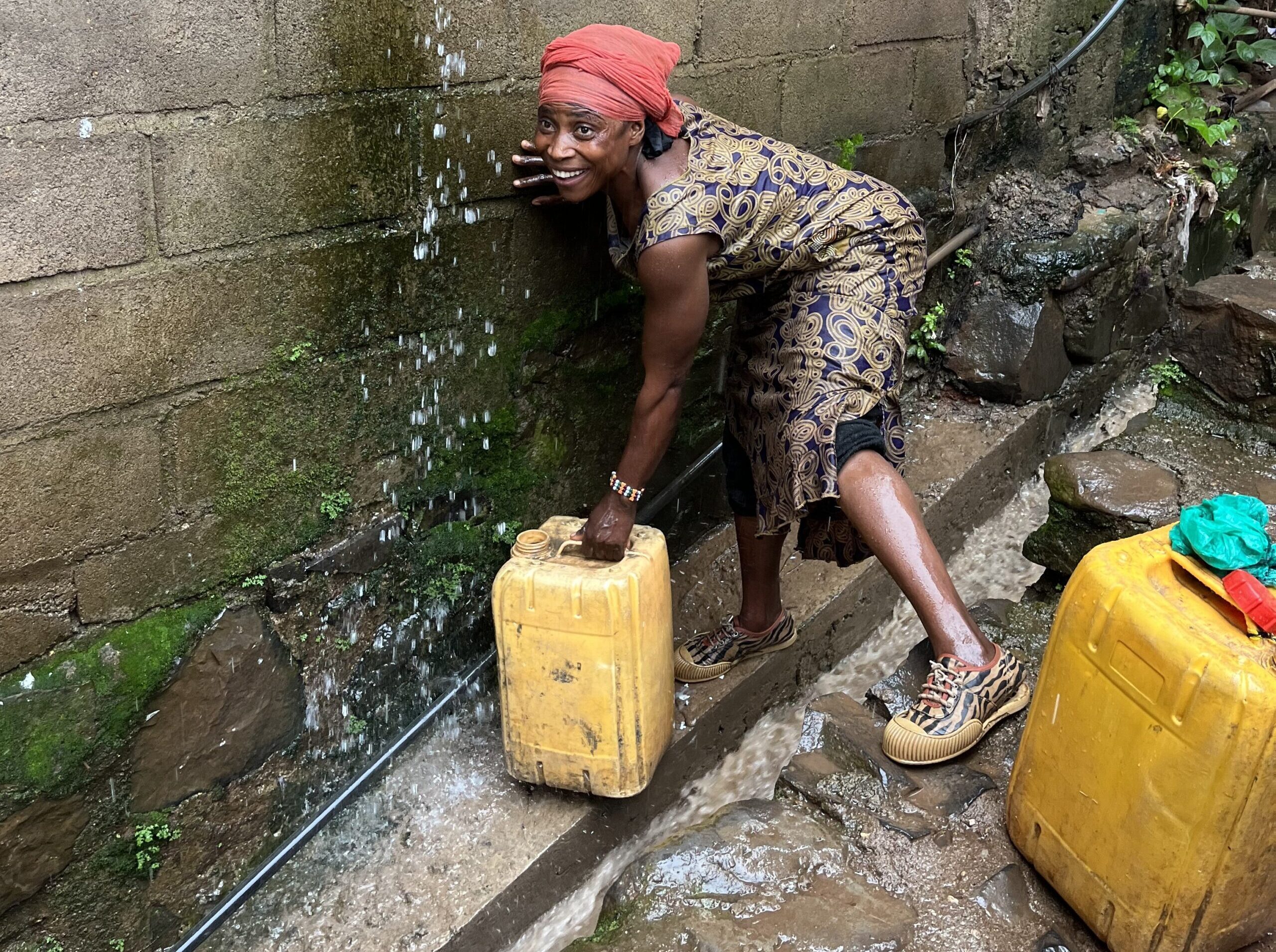 Donna che recupera l'acqua